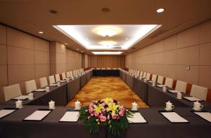 上海上海城市酒店的一间会议室,里面摆放着长桌子和鲜花
