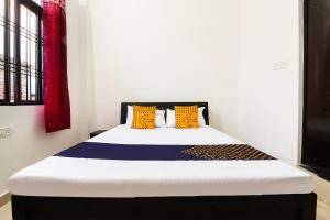 SPOT ON Indra Palace客房内的一张或多张床位