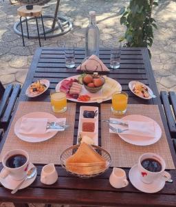 SaittasPine View Hotel (Okella)的餐桌,盘子上放着食物和咖啡