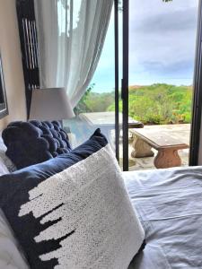 马盖特Seaview Villa 26的一间卧室设有一张床和一个美景窗户。