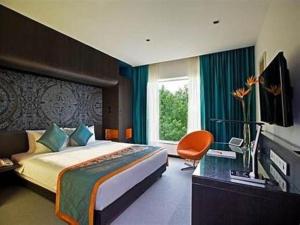赖布尔Triton By Shyama Hotels & Resorts的一间卧室设有一张大床和一个窗户。
