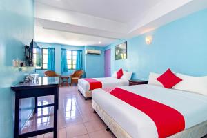 芙蓉Lotus Hotel Seremban Near Palm Mall & KPJ Seremban的蓝色墙壁客房的两张床