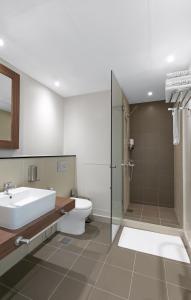 艾恩New fully serviced 1BR Apartment的一间带水槽、卫生间和淋浴的浴室
