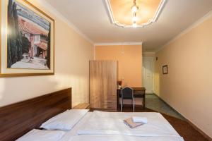 BosiljevoB&B Restoran Bosiljevo的配有一张床和一张书桌的酒店客房