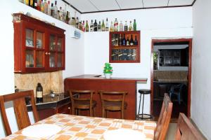 哈巴拉杜瓦Villa Hasi的餐厅设有酒吧,配有桌椅