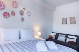 波尔塔里亚Stagiates Guest House at Pelion的卧室配有床和壁板