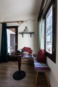 波尔塔里亚Stagiates Guest House at Pelion的一间带桌子和窗户的用餐室