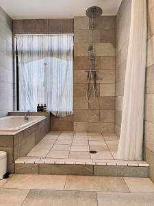 ArazatoVILLA AZZURRA - Vacation STAY 63038v的浴室配有浴缸和淋浴及浴帘