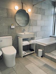 ArazatoVILLA AZZURRA - Vacation STAY 63038v的浴室配有卫生间、盥洗盆和浴缸。