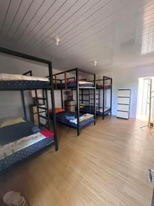 卡里蒙贾瓦Atlante Hostel的一间客房内设有四张双层床的房间