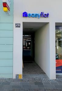 菲拉赫easy flat Villach main plaza的带有出口标志的办公大楼入口