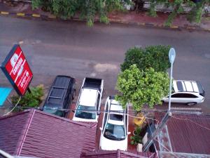 贡布Kro Nhep Guesthouse的停在停车场的一群汽车