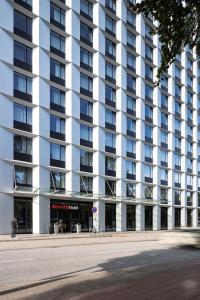 汉堡汉堡戴姆多梅塞会展中心城际酒店的前面有一条街道的大型公寓楼