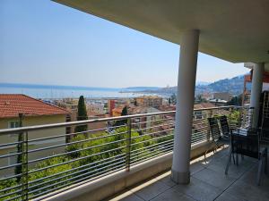 芒通The blue house, lovely apartment in the Côte d'Azur for 6 people的市景阳台