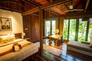 Khmer Oasis on the Lake的一间设有床铺的卧室,位于带窗户的房间内