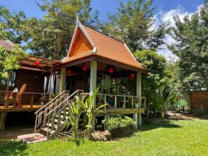 Khmer Oasis on the Lake的庭院中带凉亭的房子