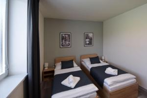 比尔森Hotel Prokopávka的小型客房 - 带2张床和窗户