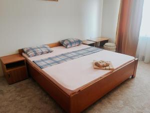 维特兹Motel Dačo的一间卧室配有一张木架床
