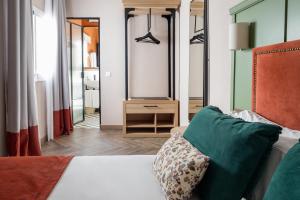 塞维利亚The Honest Hotel & Apartments的一间卧室配有一张床和一面大镜子