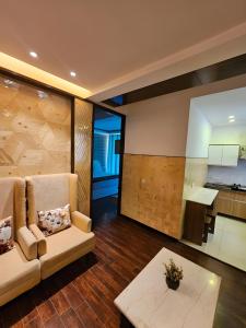西姆拉Ababil's Nest - Luxuries 1 and 2 BHK Serviced Appartments with Scenic Views的客厅配有沙发和桌子