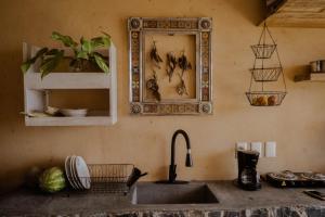 特隆戈内斯Casa Jasmin Bed & Breakfast的厨房配有水槽和墙上的镜子