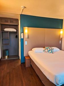 米洛米洛钟楼酒店的一间卧室设有一张蓝色墙壁的大床
