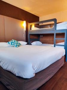 米洛米洛钟楼酒店的卧室配有2张双层床和白色床单