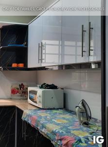 拉合尔Furnished Luxury Holiday and Vacation Home的厨房配有白色橱柜和台面上的微波炉