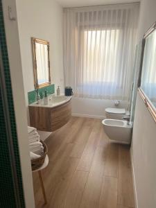 马格拉Ca’ Uccelli-Stupendo Appartamento 5 min da Venezia的带浴缸、卫生间和盥洗盆的浴室
