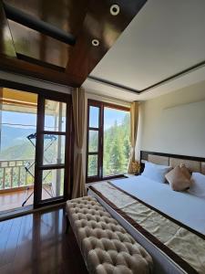 西姆拉Ababil's Nest - Luxuries 1 and 2 BHK Serviced Appartments with Scenic Views的一间卧室设有一张大床和大窗户