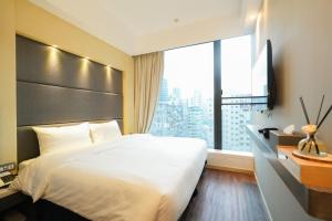 香港盛世酒店 Epoch Hotel的一间卧室设有一张大床和一个大窗户