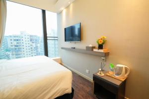 香港盛世酒店 Epoch Hotel的配有一张床和一台平面电视的酒店客房