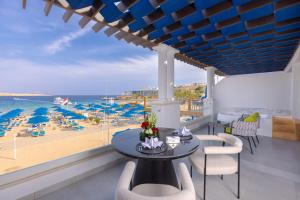沙姆沙伊赫Naama Bay Suites & SPA的一间享有海滩美景的用餐室