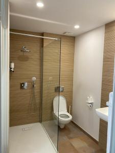 马翁Casa S’Arraval的一间带卫生间和玻璃淋浴间的浴室
