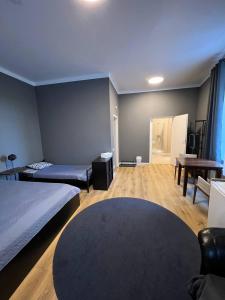 维尔纽斯Centro Hostel的酒店客房设有两张床和一张桌子。
