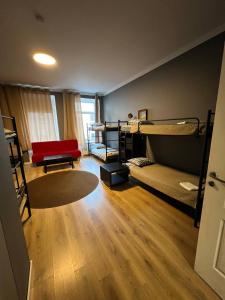 维尔纽斯Centro Hostel的一间设有两张双层床和地毯的房间