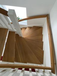 布罗斯Natursköna的客房设有木制楼梯和窗户。