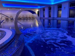 斯托克绿林SPA酒店的一座带喷泉的游泳池
