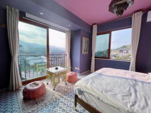 重庆重庆天方夜谭民宿的一间卧室设有一张床和一个大窗户
