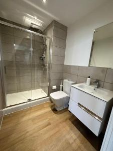 曼彻斯特1 Bed Apartment near Old Trafford with free car park的带淋浴、卫生间和盥洗盆的浴室