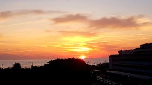 蒂勒尼亚Attico Vista Mare的日落和日落
