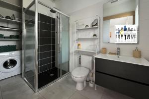居让梅斯特拉Studio tout confort + terrasse的浴室配有卫生间、盥洗盆和淋浴。