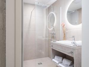 皮彻尔BASECAMP Reiteralm的带淋浴和盥洗盆的浴室