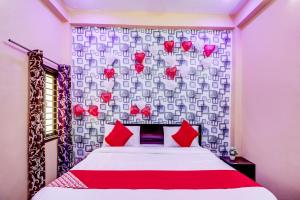 BijnaurOYO Flagship Radhey Krishna Bhawan的卧室配有一张墙上红色心床