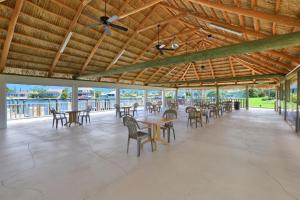 马可岛South Seas East A-206的一个带桌椅的用餐区以及大型天花板