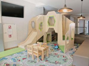 扎科帕内Radisson Blu Hotel & Residences的儿童游戏室,带室内滑梯