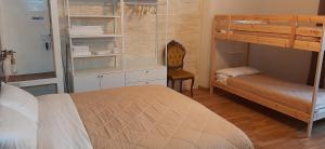 泰尔莫利Cairóly Rooms'的一间卧室配有双层床和书桌