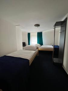 Telnice7Rooms的酒店客房设有两张床和窗户。