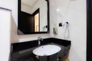 卡萨布兰卡Ennesma Hotel的一间带水槽和镜子的浴室