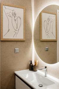 特里波利斯Aire的一间带水槽和镜子的浴室